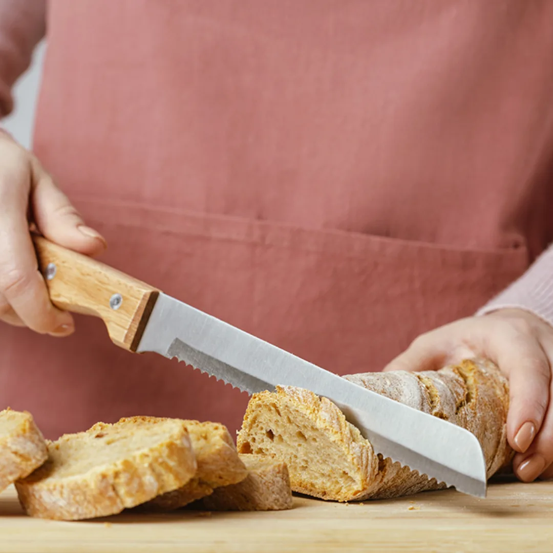 Faca de pão em inox com cabo de madeira, 33 cm