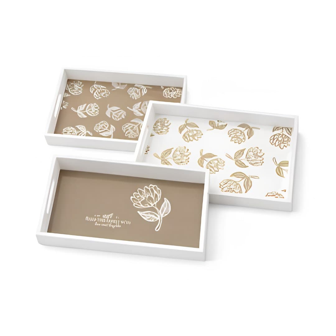 Tabuleiro de MDF, branco com fundo creme e flores brancas, 34 x 24 cm
