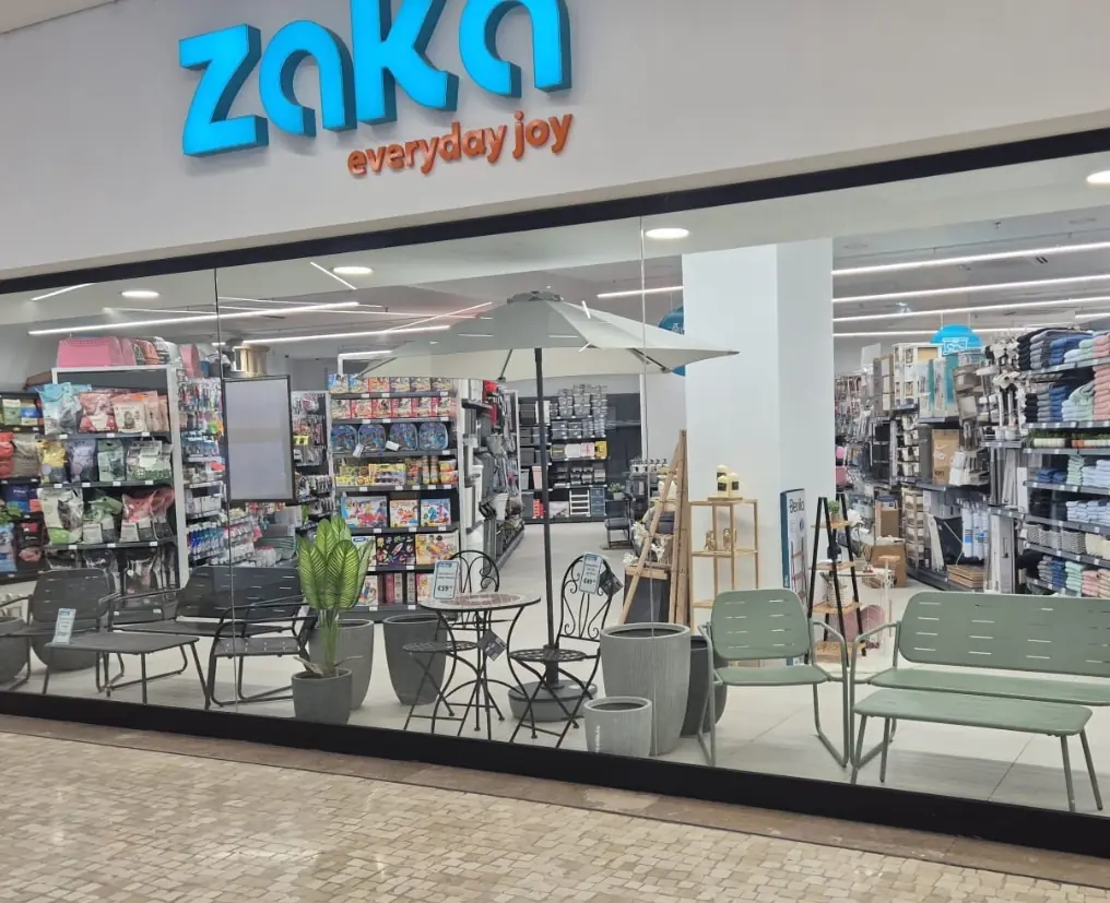 A entrada da Zaka na Ria Shopping, com o letreiro zaka everyday joy