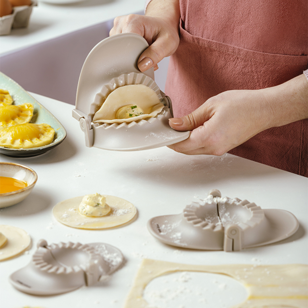 Plastic Ravioli and Pastry Mould, 15cm, Mty NV